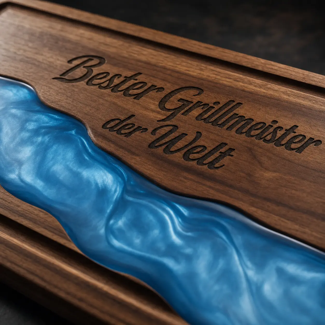 Holzbrett mit blauer Epoxid-Ader und Gravur „Bester Grillmeister der Welt“