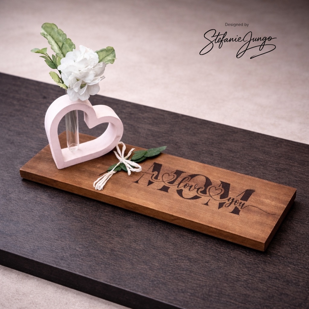 MOM I love you – graviertes Holzbrett mit Herzdekor und Blüten