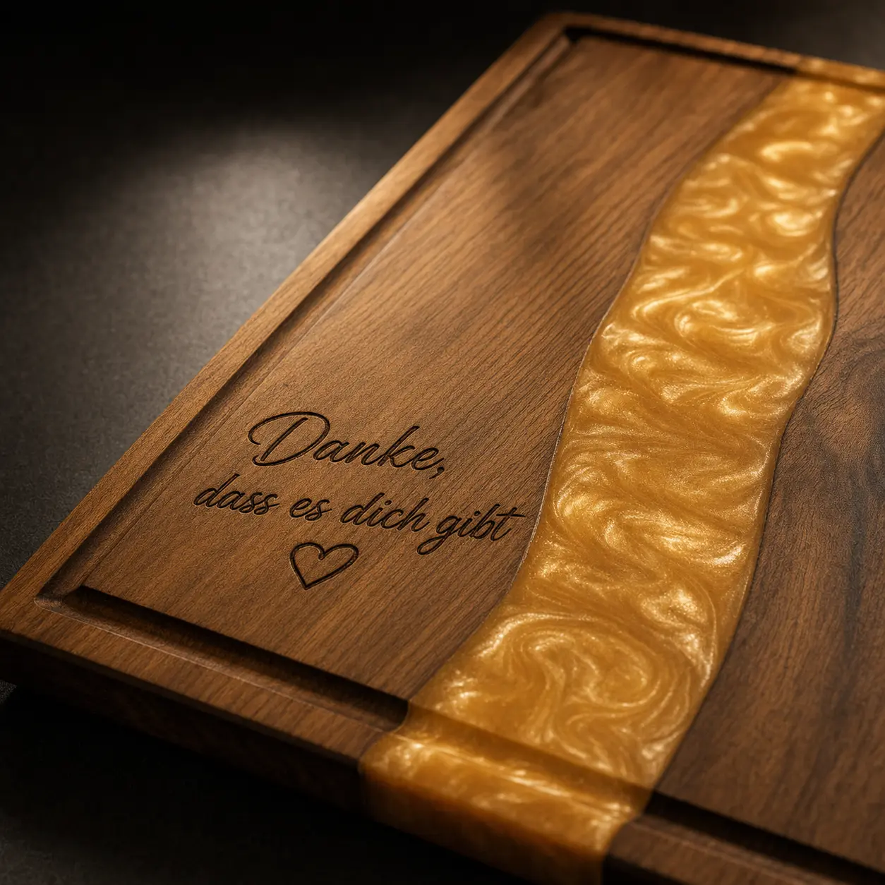 Holzbrett mit goldener Epoxid-Ader und Gravur „Danke, dass es dich gibt“